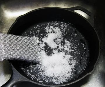 Beginner’s Guide to Cast Iron Pans – Tips for Cooking, Cleaning, and Maintenance