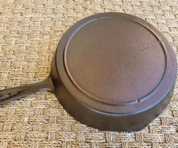 How to Identify and Refinish Vintage Cast Iron Pans for Optimal Use