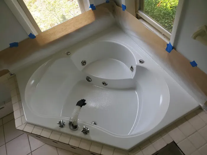J&J TUB AND WALL RENOVATION Picture 2