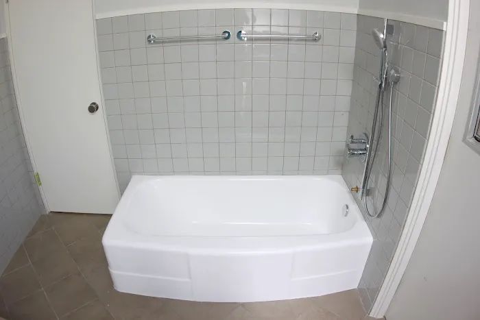 Bathtub Reglazing NYC Picture 1