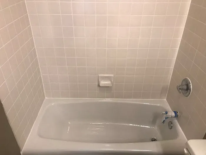 Bathtub Reglazing NYC Picture 4