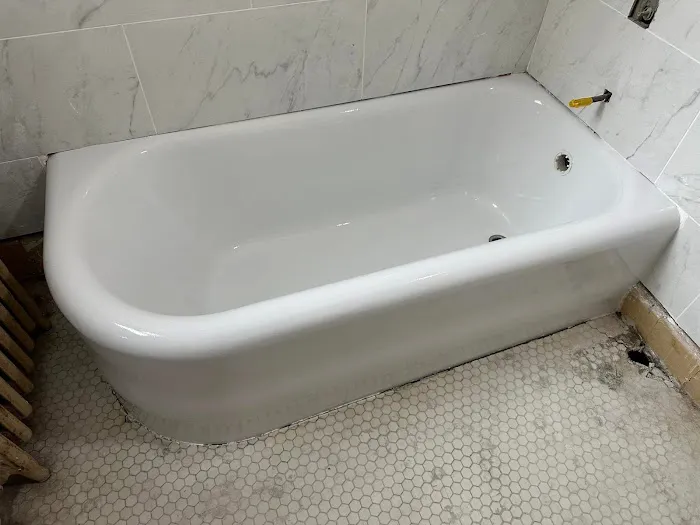Shiny Tub Bathtub and Tile Reglazing Picture 2