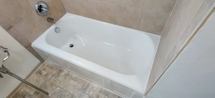 Shiny Tub Bathtub and Tile Reglazing Picture 6