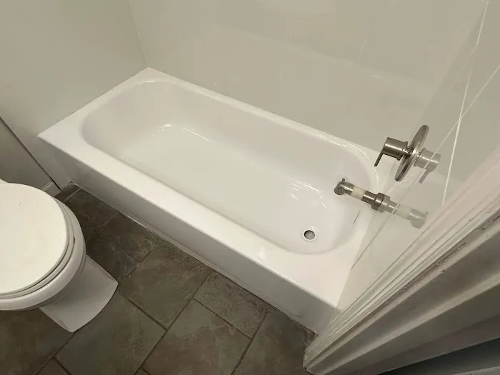 Shiny Tub Bathtub and Tile Reglazing Picture 5