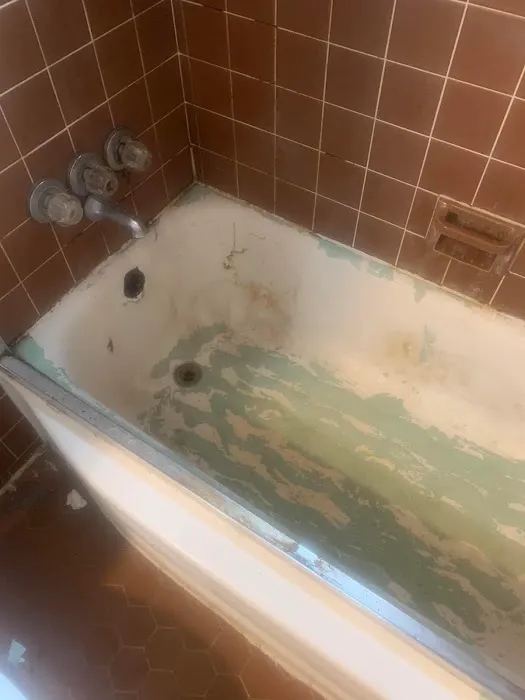 Shiny Tub Bathtub and Tile Reglazing Picture 1