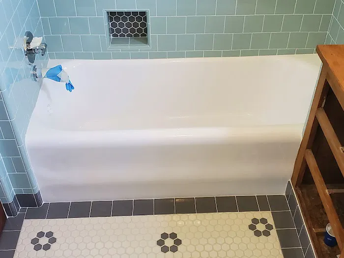 Bathtub And Sink Reglazing Studio Picture 7