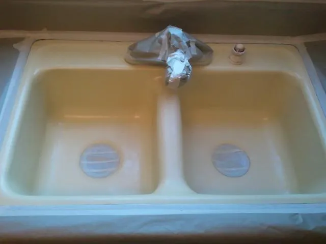 Bathtub and Sink Refinishing Picture 1