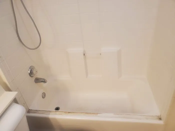 Bathtub and Sink Refinishing Picture 2