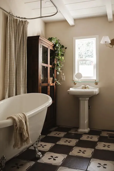 OUTPOST BATH Picture 7