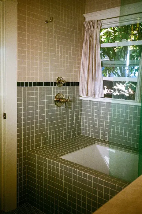 OUTPOST BATH Picture 6