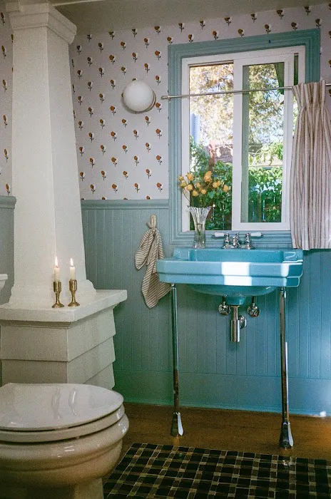 OUTPOST BATH Picture 10