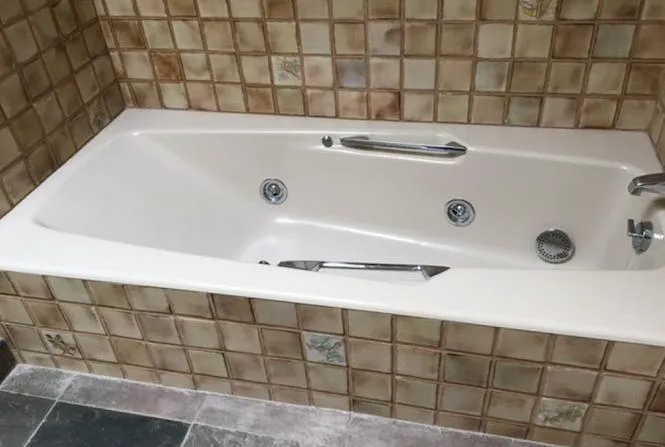 Roger's Tub Refinishing Picture 6