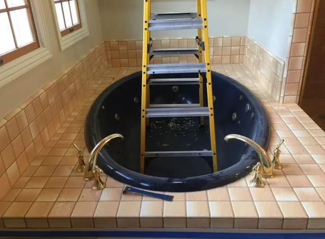 Roger's Tub Refinishing Picture 7