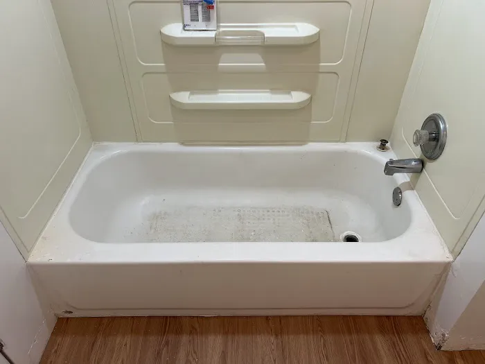 White Tub Refinishing Picture 6
