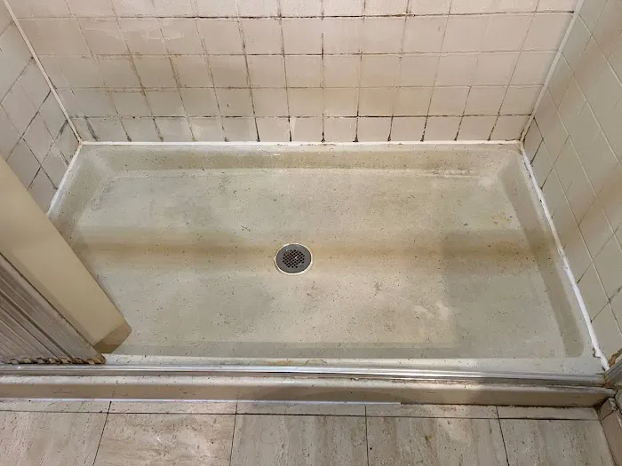 White Tub Refinishing Picture 2