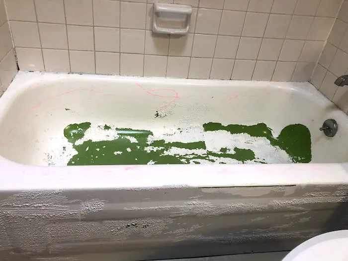 Tub and tile resurfacing Picture 10