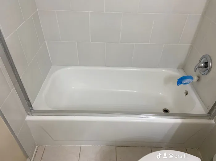 Tub and tile resurfacing Picture 7
