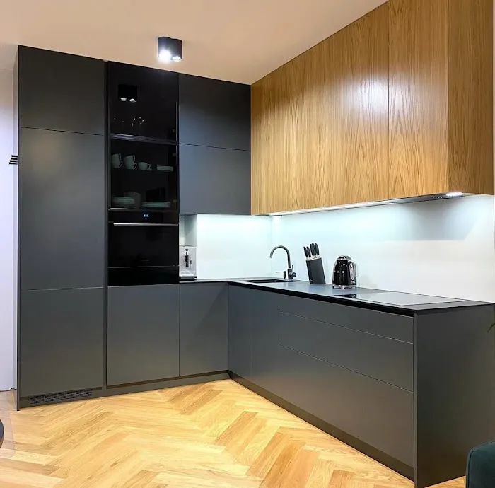 iLux Custom Kitchen and Closets Picture 9