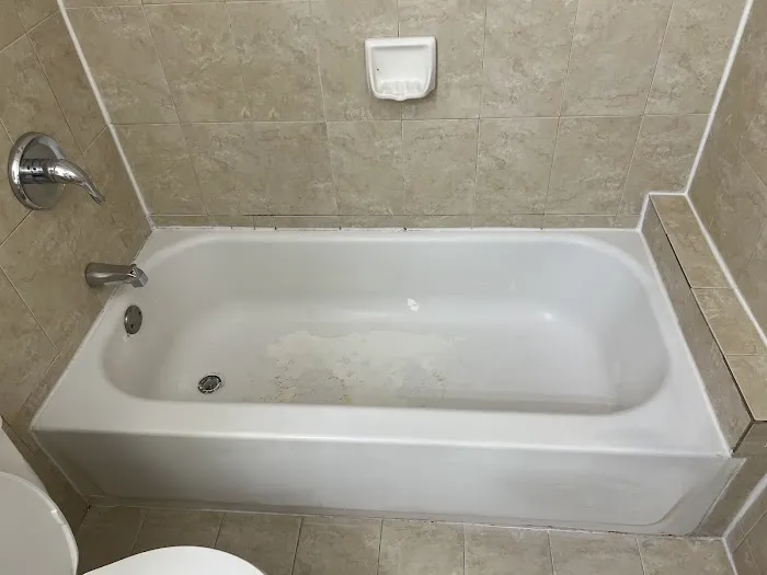 Pro bathtub refinishing Picture 9