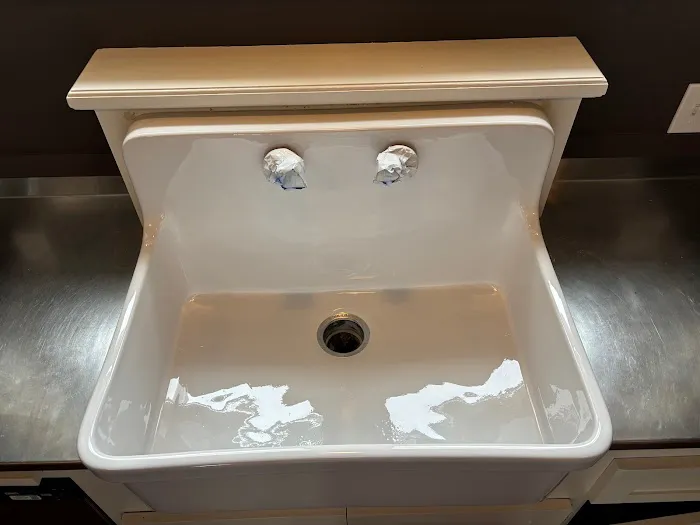 Bathtub and Shower Refinishing Company Picture 9