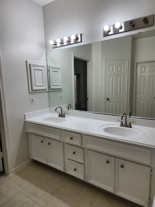HM Resurfacing & Painting remodeling Picture 3