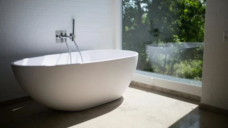 The Difference Between Acrylic and Porcelain Bathtub Surfaces
