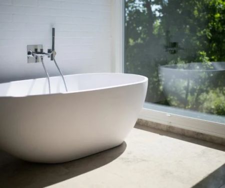 The Difference Between Acrylic and Porcelain Bathtub Surfaces