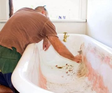 The Top 7 Mistakes Homeowners Make When Refinishing a Bathtub — And How to Avoid Them