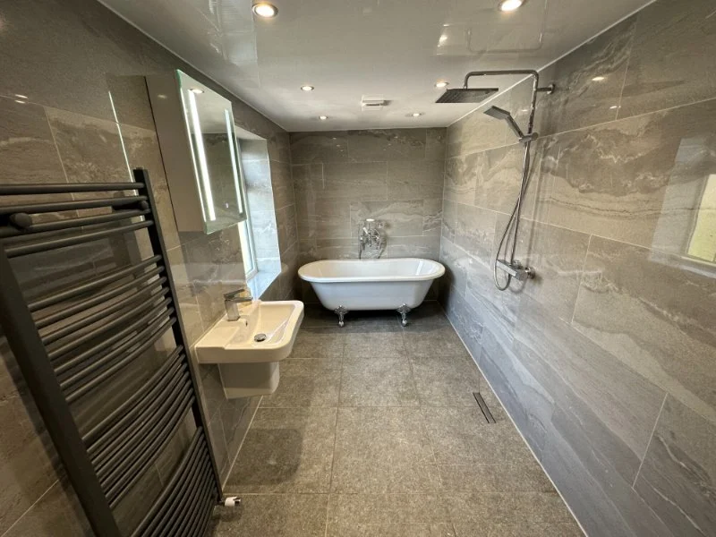 Why Many Homeowners Are Choosing Walk-In Wet Rooms Over Traditional Bathrooms in 2025