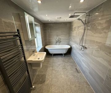 Why Many Homeowners Are Choosing Walk-In Wet Rooms Over Traditional Bathrooms in 2025