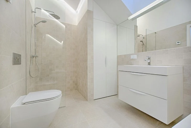 The Top Ways to Make Bathrooms Feel More Spacious With Light