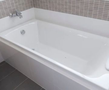 The Complete Cost Comparison Between Fiberglass and Acrylic Bathtubs
