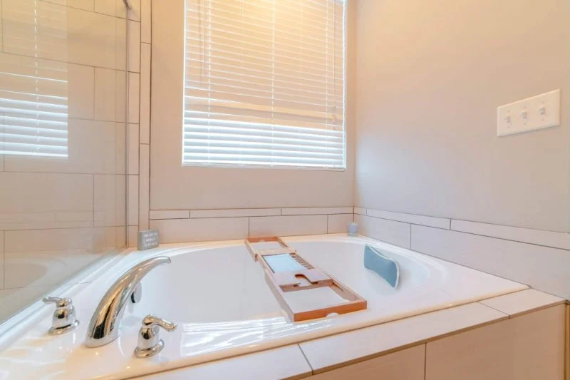 Tips for Maintaining a Refinished Bathtub So It Looks New for Years