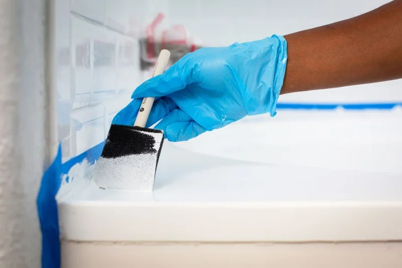 The Cost and Process of Refinishing a Bathtub With Epoxy Coatings
